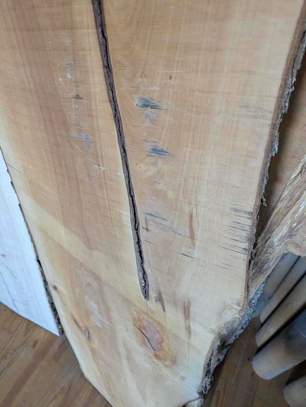 Massive Bohle mit Baumkante