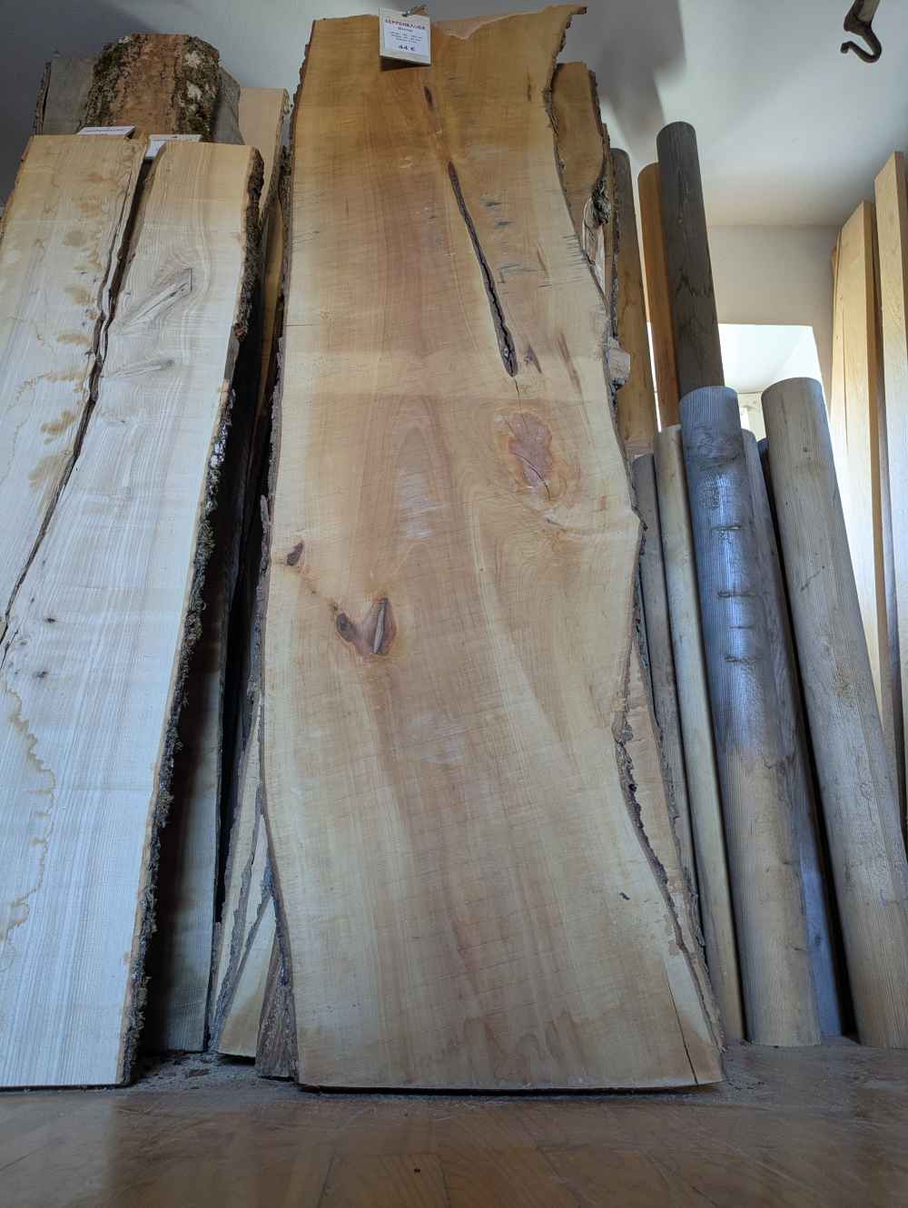 Massive Bohle mit Baumkante